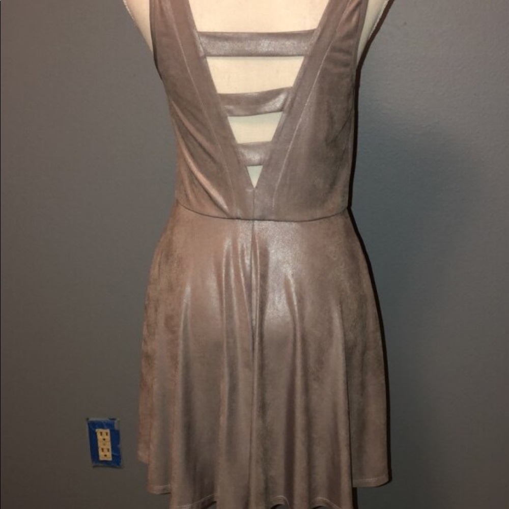 Short dress with two side pockets